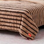 ⁦Winter Stripe | طقم لحاف شتوي فرو مزدوج 3 قطع⁩ - الصورة ⁦3⁩