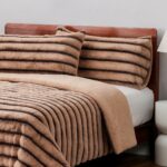 ⁦Winter Stripe | طقم لحاف شتوي فرو مزدوج 3 قطع⁩ - الصورة ⁦2⁩