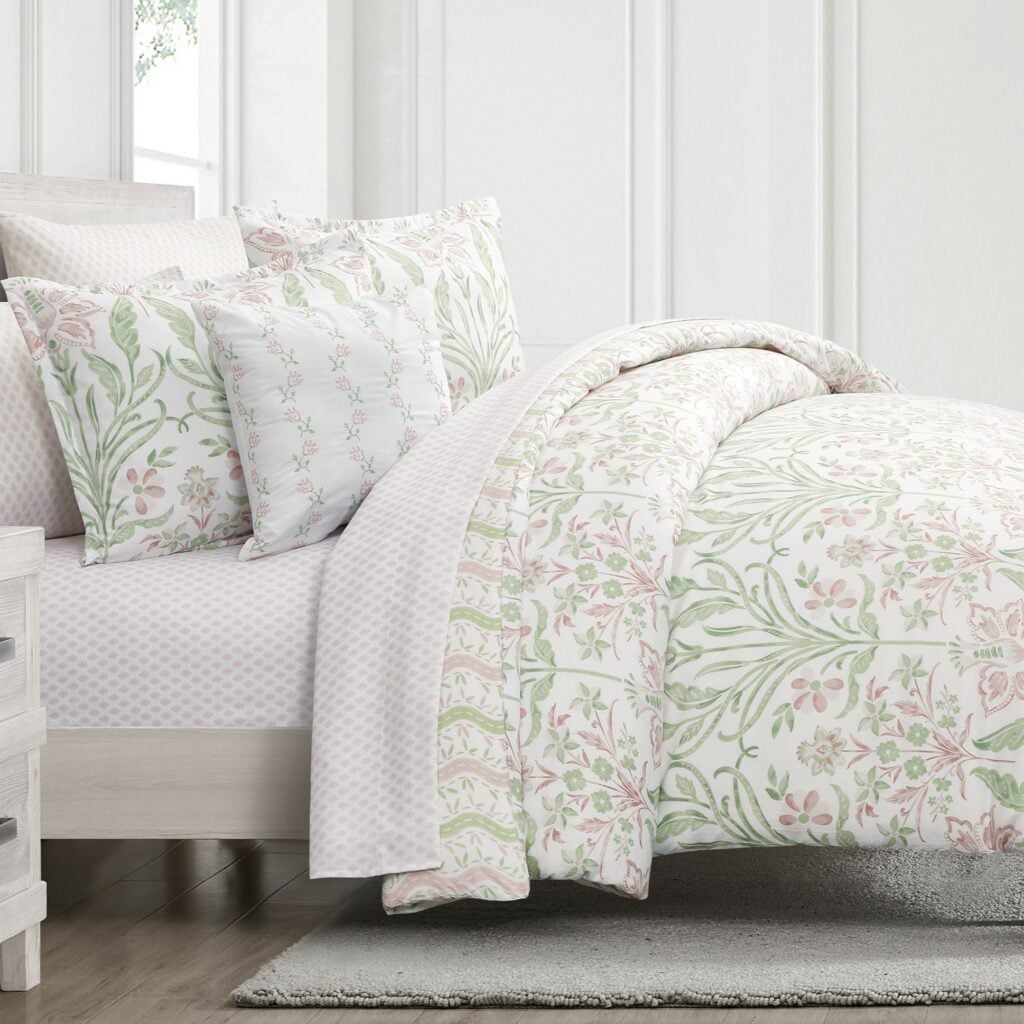 طقم مفرش سرير Nouveau Floral نفرين 8 قطع - أناقة هادئة تكمل جمال غرفة نومك