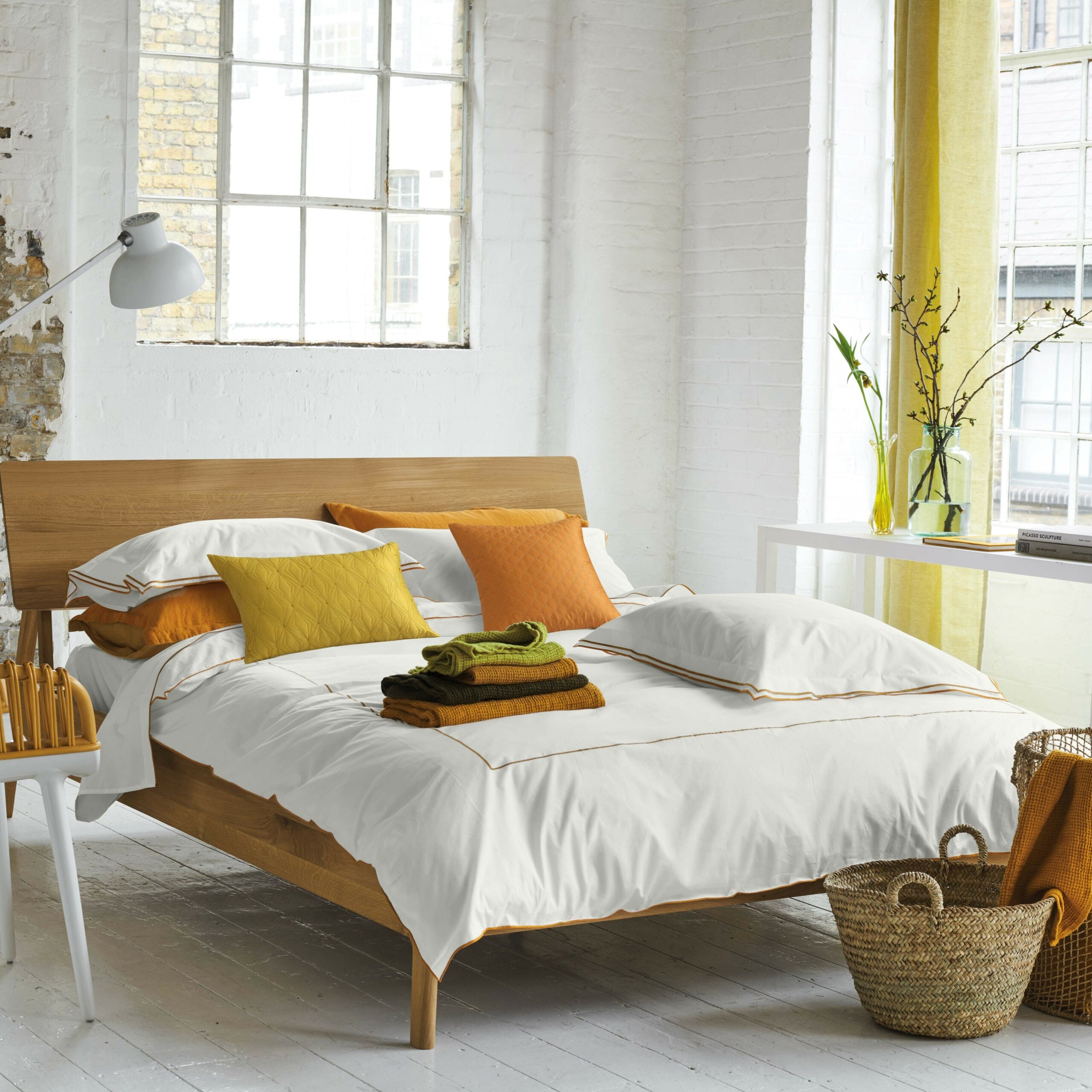 ASTOR SAFRON YELLOW ON WHISPER WHITE طقم مفرش سرير قطن نفر 8 قطع طقم مفرش سرير قطن نفر 8 قطع